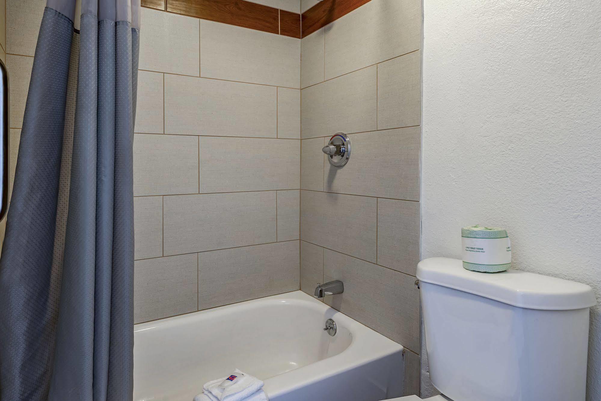 Days Inn By Wyndham Cincinnati I-71 Silverton 외부 사진